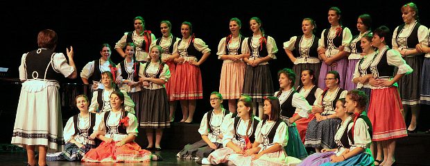 Węgierski chór THE GIRLS’ CHOIR OF KOSSUTH SECONDARY SCHOOL CEGLE’D z koncertami w województwie łódzkim.
